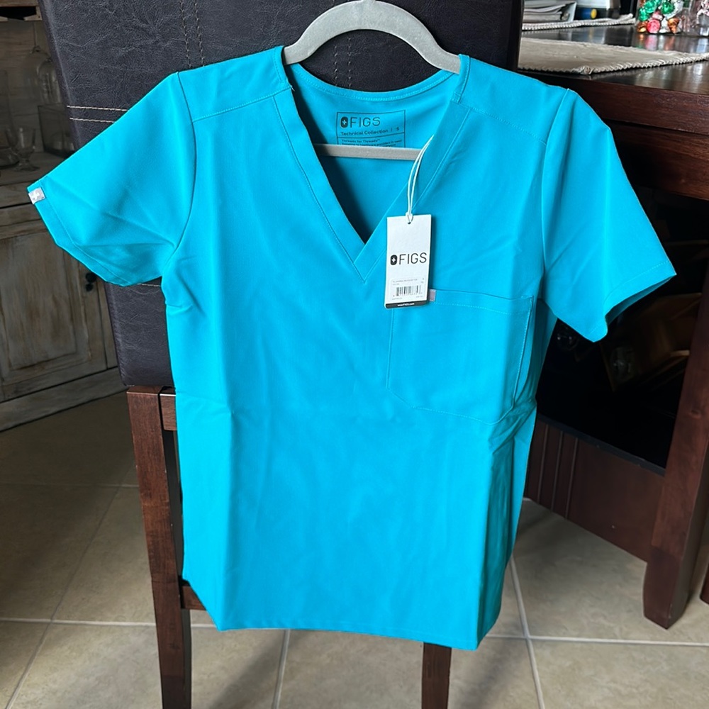Small NWT Figs scrub top.